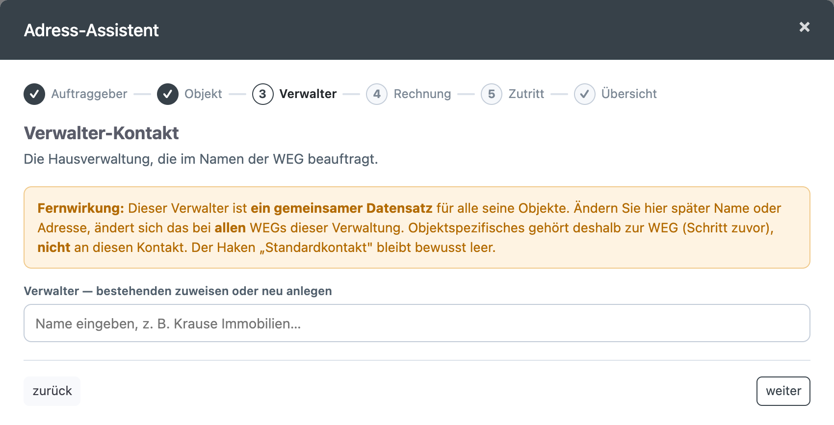 Schritt Verwalter-Kontakt im WEG-Ablauf mit Fortschrittsanzeige, dem orangefarbenen Warnhinweis zur Fernwirkung und dem Suchfeld zum Zuweisen oder neu Anlegen eines Verwalters