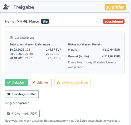 Freigabe-Bereich einer Rechnung mit Vergleichswerten und den Schaltflächen freigeben, ablehnen, teilweise ablehnen und Rückfrage stellen